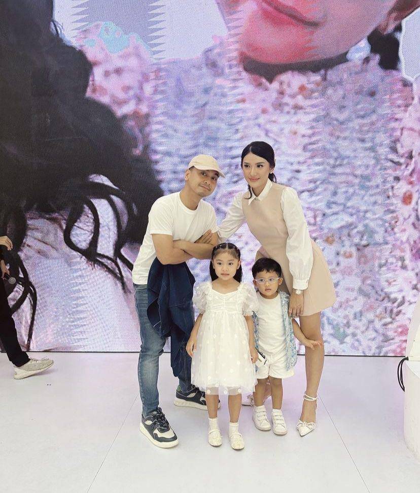 keluarga Anissa Aziza dan Raditya Dika  (instagram.com/anissaaziza)