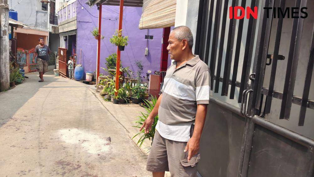 Warga menunjukan lokasi korban yang terjatuh usai tertusuk anaknya di Kampung Tipar, Cimanggis, Kota Depok. (IDNTimes/Dicky)