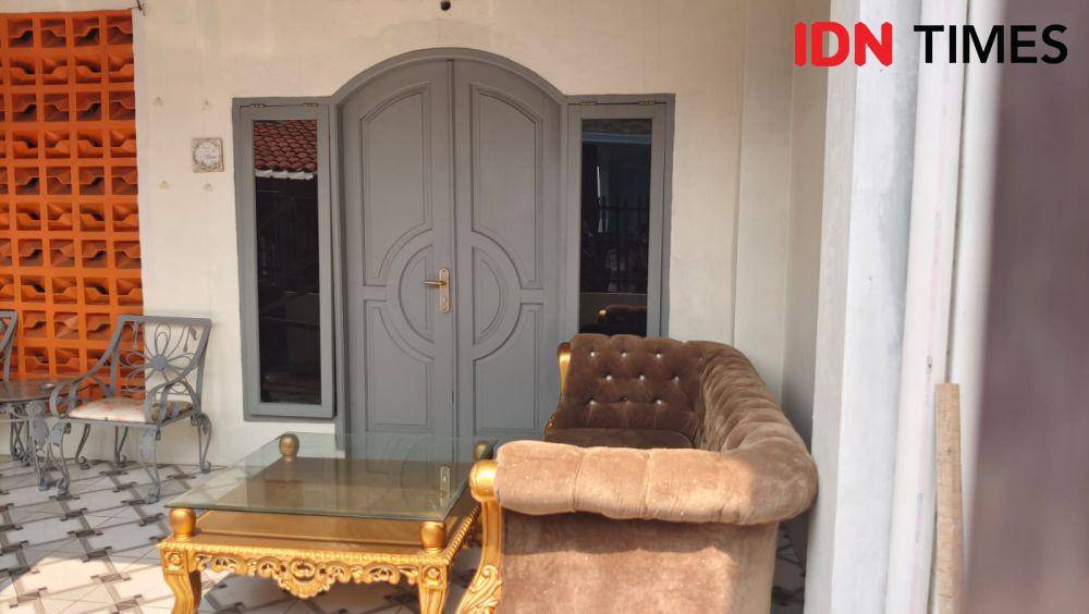 Kediaman rumah korban yang menjadi awal penikaman anak kepada bapaknya di Kampung Tipar, Cimanggis, Kota Depok. (IDNTimes/Dicky)