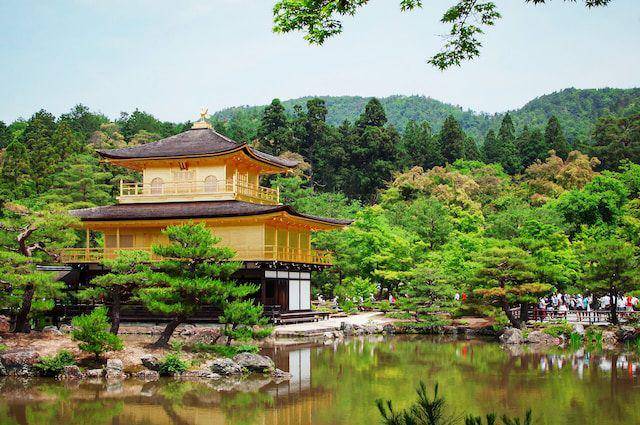 Kuil Kinkaku ji (unsplash.com/David Klein)
