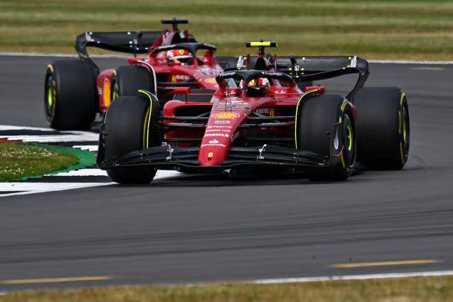 Ferrari yang sedang melahap tikungan di Sirkuit Silverstone pada Formula 1 GP Inggris 2022. (formula1.com)
