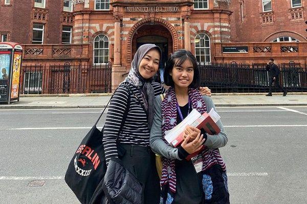 7 Potret Alya Rohali Main ke Kampus Anaknya di London, Happy Banget