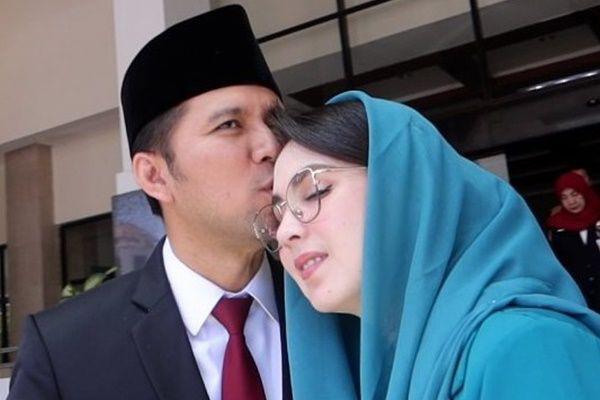 7 Potret Arumi Bachsin Lantik Pejabat PKK, Pose Mesra dengan Suami