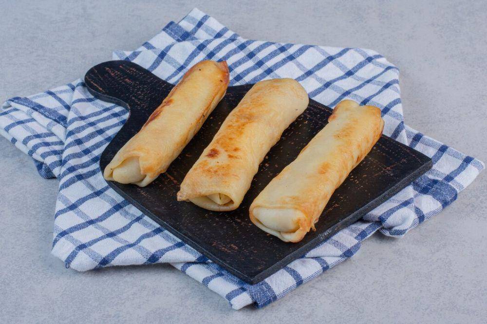 chicken egg roll (freepik.com/azerbaijan_stockers)