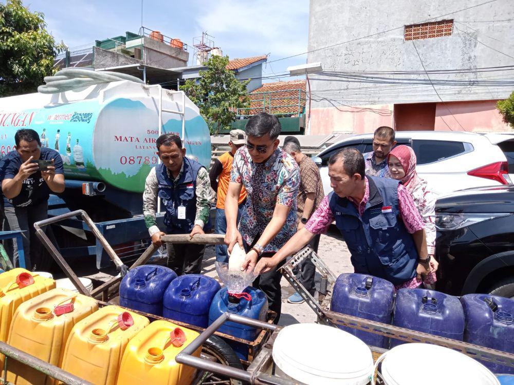 Krisis Air Bersih, Perumda Tirtawening Bagikan Air untuk Warga Bandung