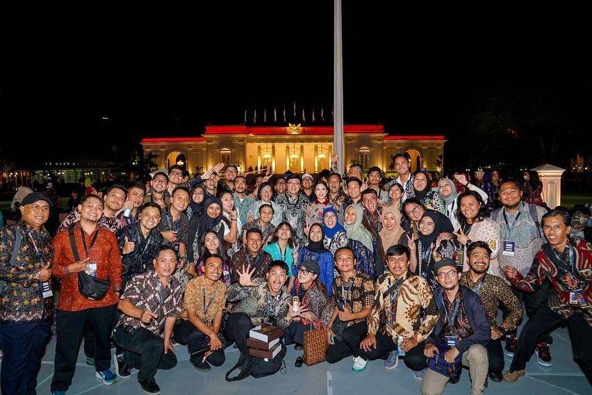 Angela Tanoesoedibjo bersama panitia acara Istana Berbatik 2023 (instagram.com/angelatanoesoedibjo)