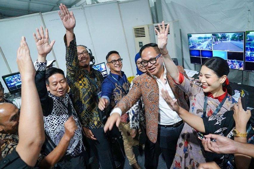 Angela Tanoesoedibjo bersama panitia (instagram.com/angelatanoesoedibjo)