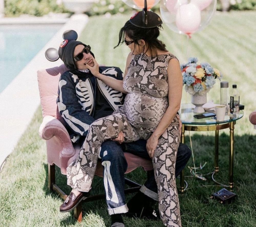 10 Momen Baby Shower Kourtney Kardashian Bertema Disney