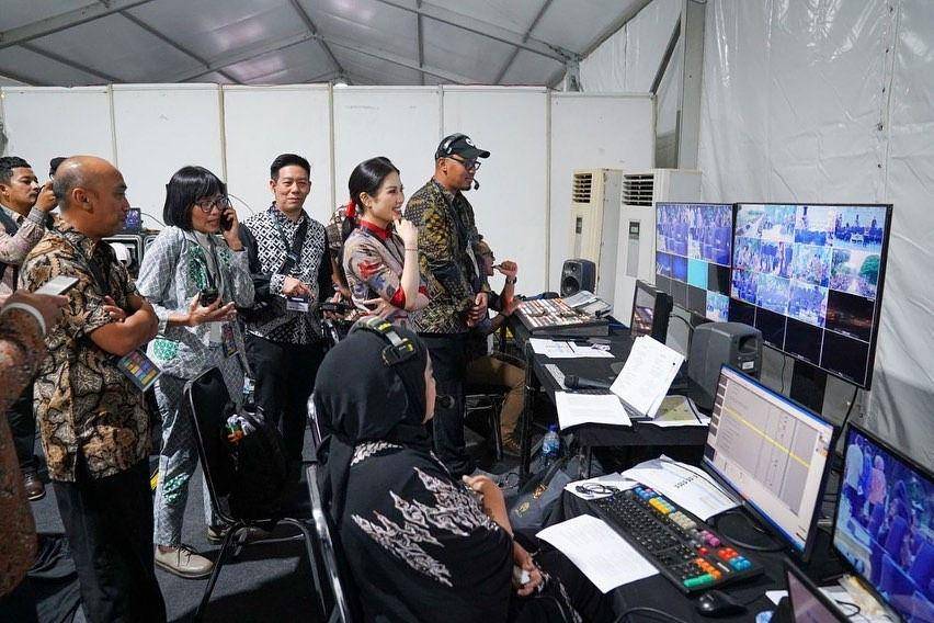 Angela Tanoesoedibjo saat sedang memantau acara (instagram.com/angelatanoesoedibjo)