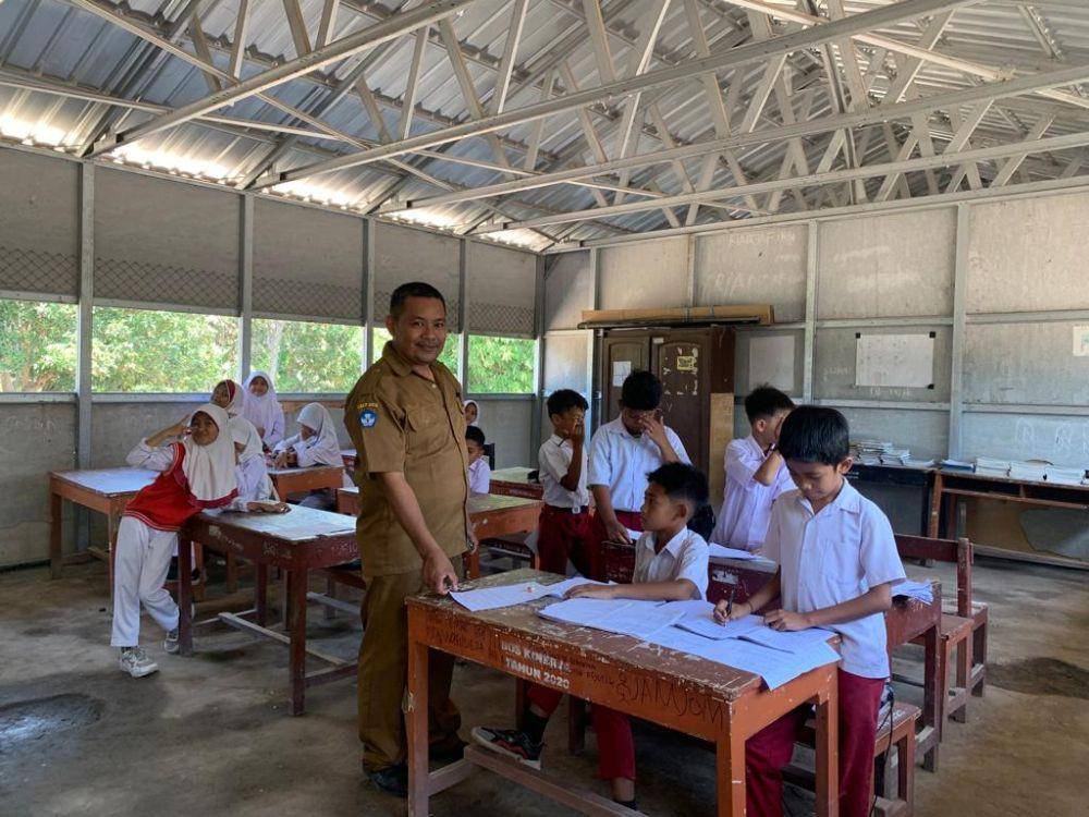 Siswa SDN 2 Batuyang belajar di hunian sementara (dok. Ruhaili)