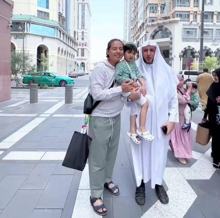 Roger umrah bawa anak (Instagram.com/cutratumeyriska)