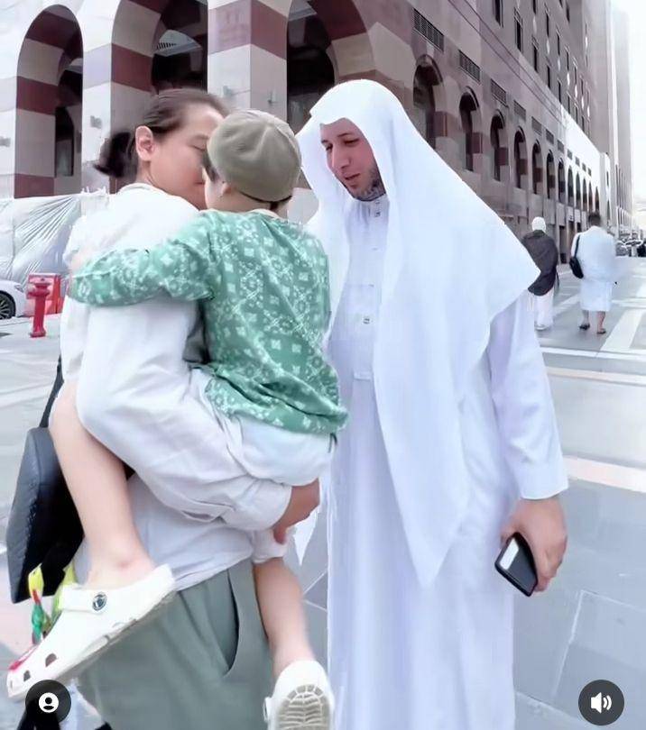 Roger umrah bawa anak (Instagram.com/cutratumeyriska)