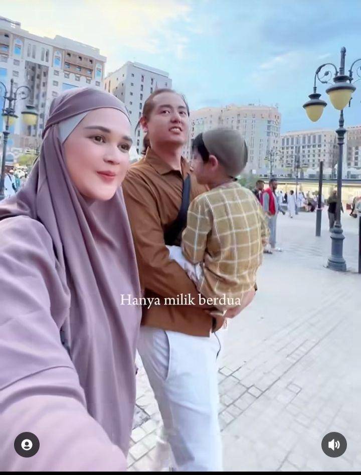 Roger umrah bawa anak (Instagram.com/cutratumeyriska)