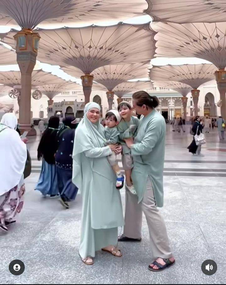 Roger umrah bawa anak (Instagram.com/cutratumeyriska)
