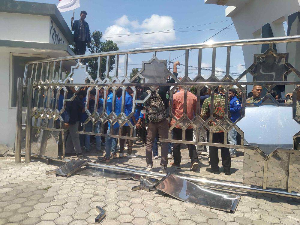 Pintu gerbang DPRD Lotim dirusak mahasiswa (dok. Ruhaili)