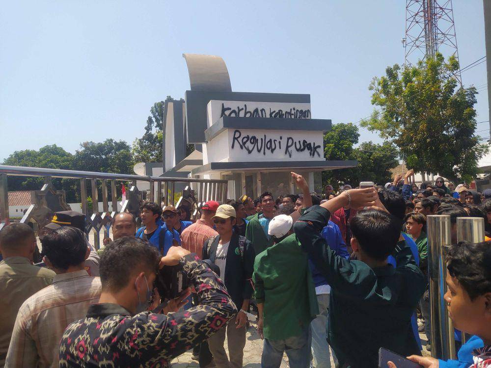 Aksi mahasiswa saat melakukan unjuk rasa di kantor DPRD Lotim (dok. Ruhaili)