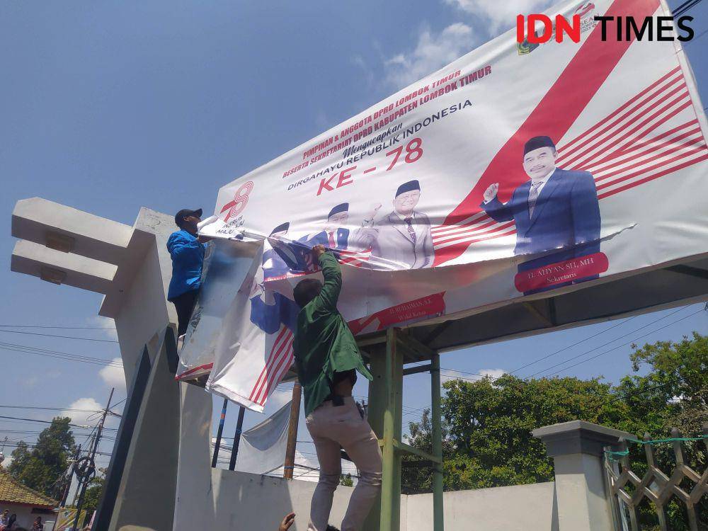 Mahasiswa merobek baliho pimpinan DPRD Lotim (dok. Ruhaili)