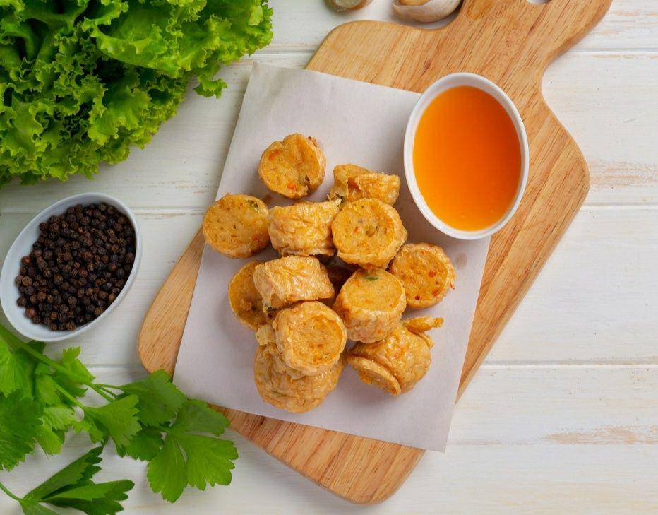 olahan chicken egg roll (freepik.com/jcomp)