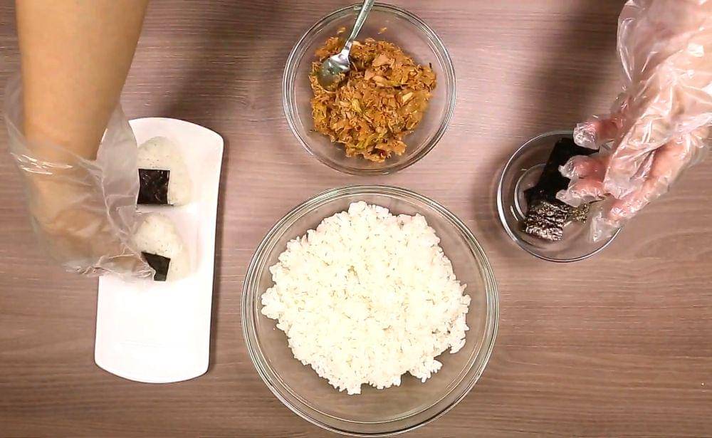 ilustrasi membuat onigiri tuna pedas (instagram.com/Sajian Sedap)