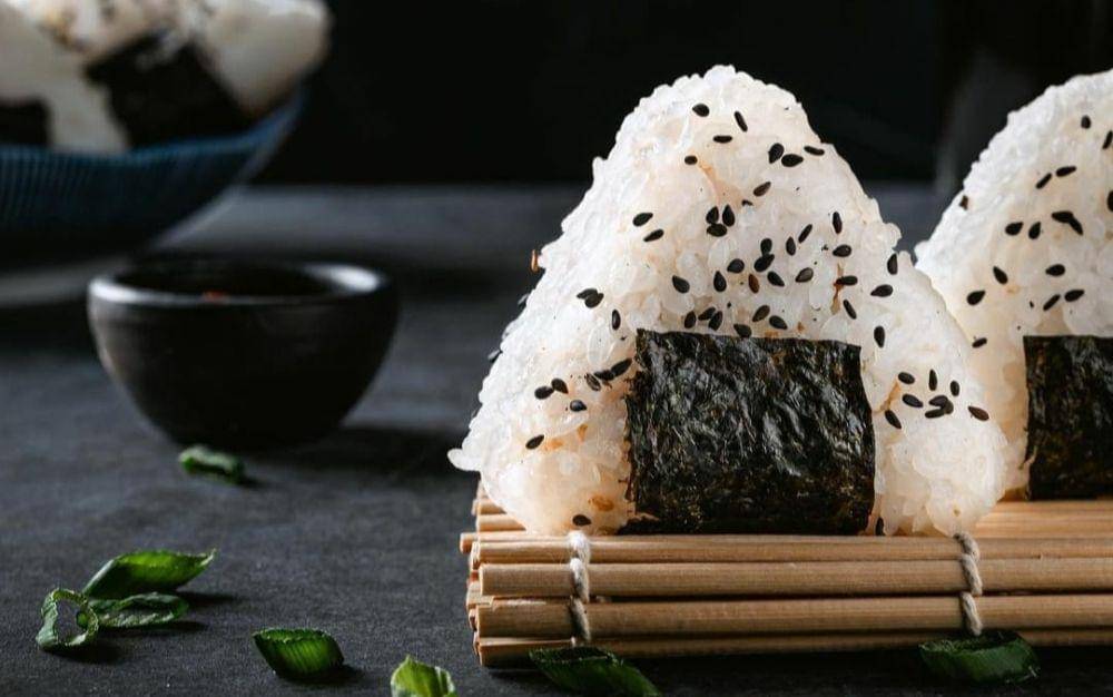 ilustrasi onigiri tuna pedas (instagram.com/japaneseveggiepals)