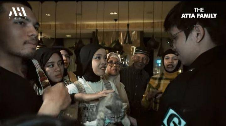 Atta-Aurel beri hadiah kucing (Youtube.com/The Atta Family)