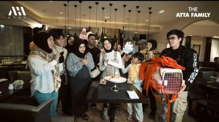 Atta-Aurel beri hadiah kucing (Youtube.com/The Atta Family)