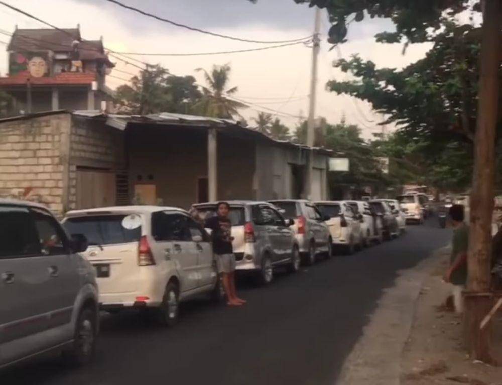 Antrean mobil untuk mengisi BBM di Nusa Penida (Dok.IDNTimes/istimewa)