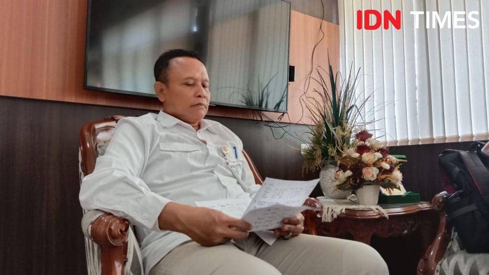 Pimpinan Wilayah Perum Bulog Jawa Tengah, Akhmad Kholisun saat membeberkan data progres penyaluran bantuan pangan berupa beras ke sejumlah kabupaten/kota. (IDN Times/Fariz Fardianto)