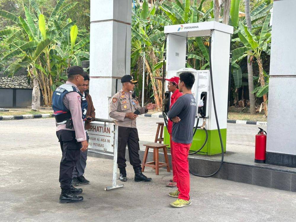 Kepolisian berkoordinasi dengan pihak SPBU terkait antrean mobil untuk membeli bahan bakar di Nusa Penida. (Dok.IDNTimes/Polsek Nusa Penida)