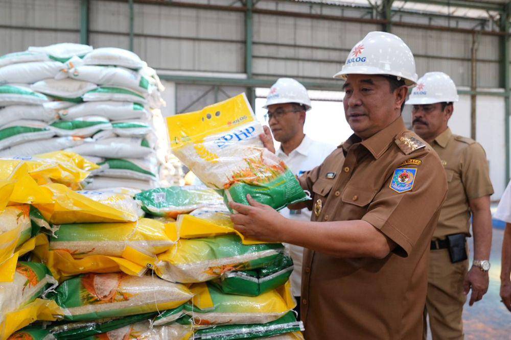 Pj Gubernur Sulawesi Selatan Bahtiar Baharuddin meninjau stok beras di gudang Bulog Makassar, Selasa (3/10/2023). Dok. Humas Pemprov Sulsel