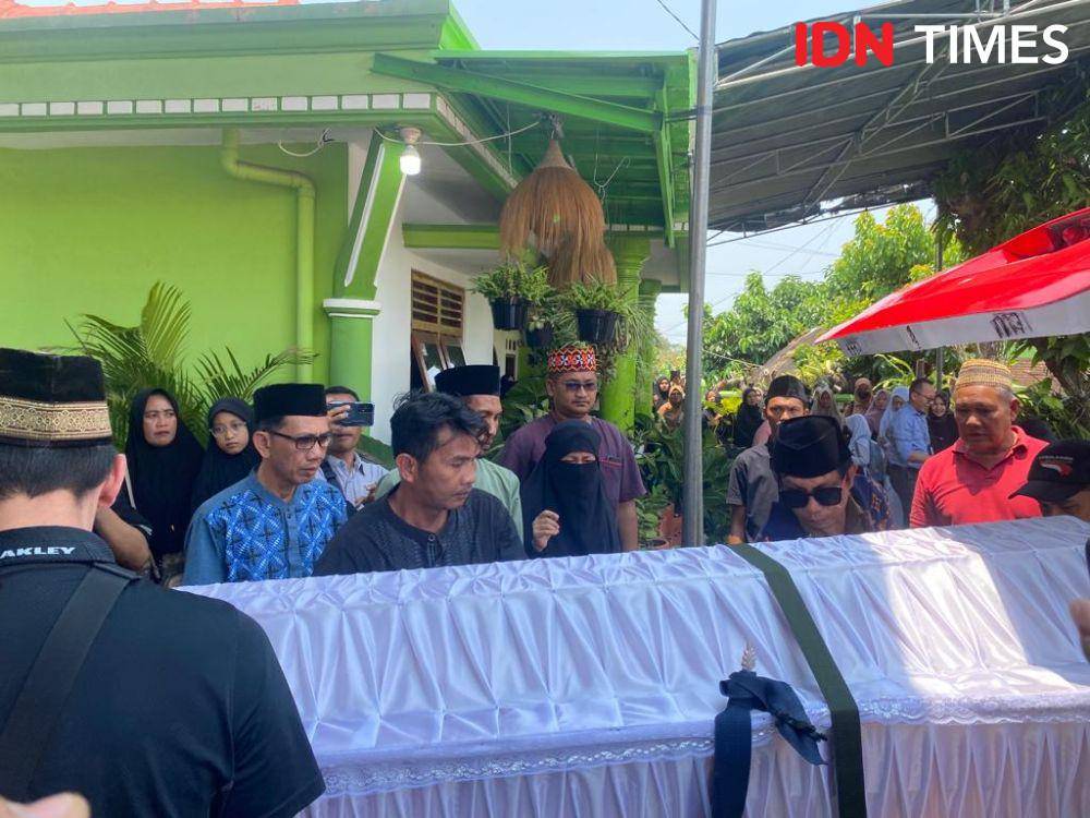 Proses korban SMQF hendak diantarakan ke persemayaman terakhir di TPU Jagabaya II. (IDN Times/Tama Yudha Wiguna).