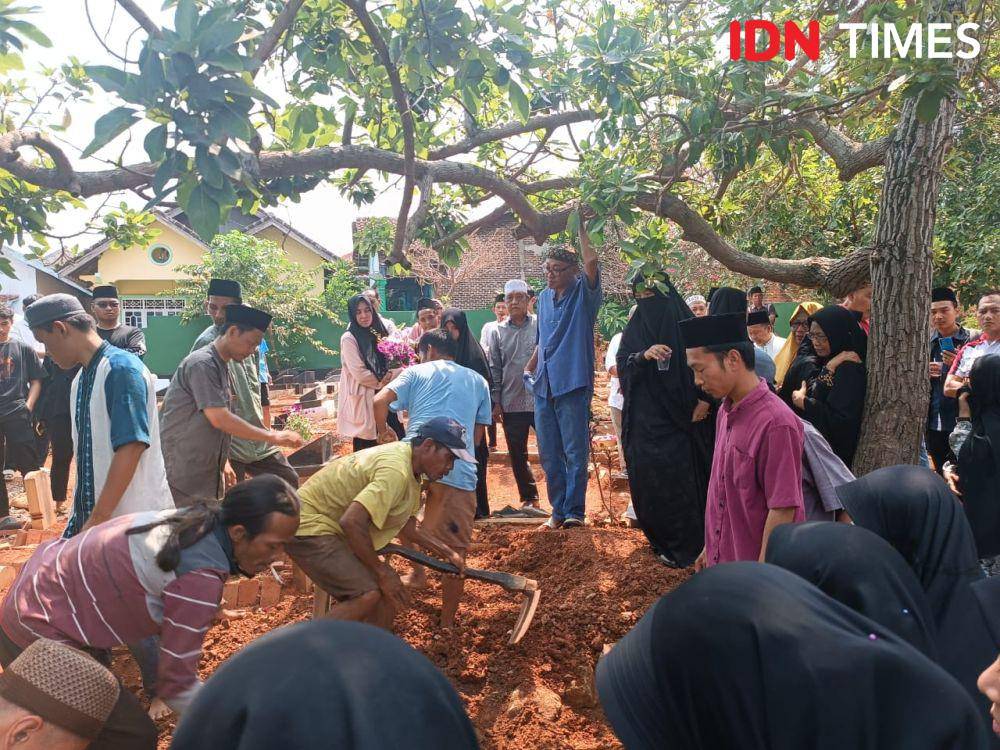 Pemakaman korban SMQF di TPU Jagabaya II. (IDN Times/Tama Yudha Wiguna).