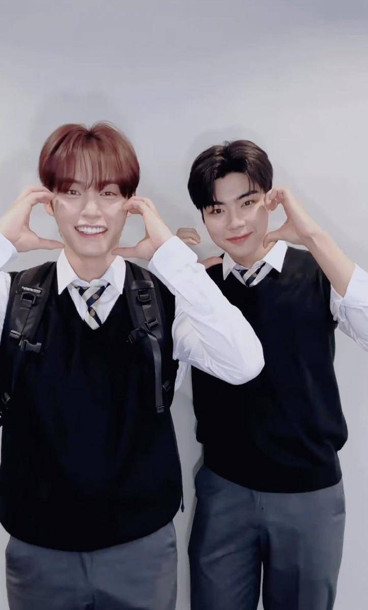 Jiwoong dan Gunwook (instagram.com/zb1official)