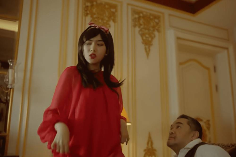 Isyana Sarasvati dan Chandra Satria saat menyanyikan lagu Hadiah Istimewa (YouTube.com/Film Petualangan Sherina)