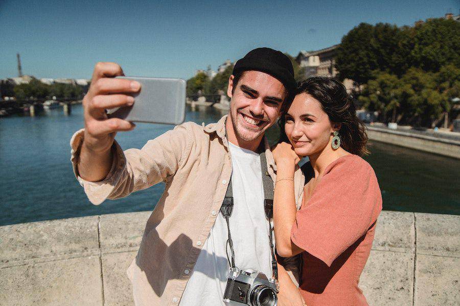 ilustrasi pasangan berlibur ke luar kota (pexels.com/ Bethany Ferr)