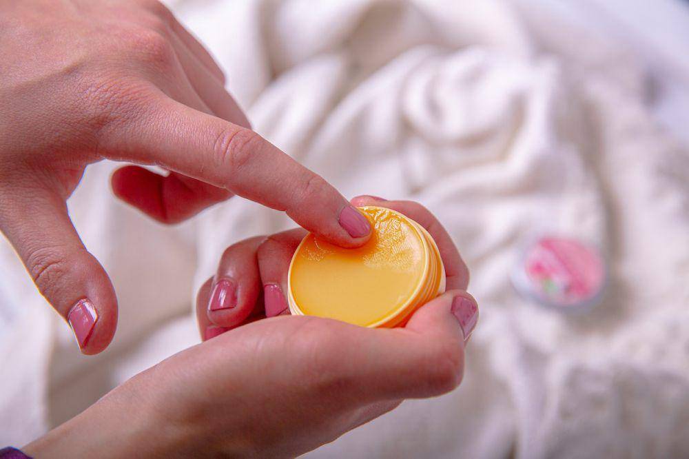 produk lip mask (pexels.com/Lucie Liz)