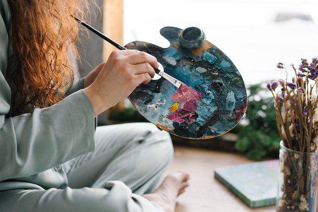 ilustrasi melukis (pexels.com/Mikhail Nilov)