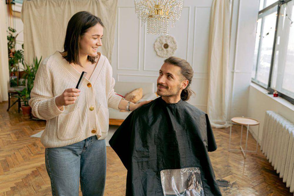 ilustrasi seorang personal grooming (pexels.com/Antoni Shkraba)