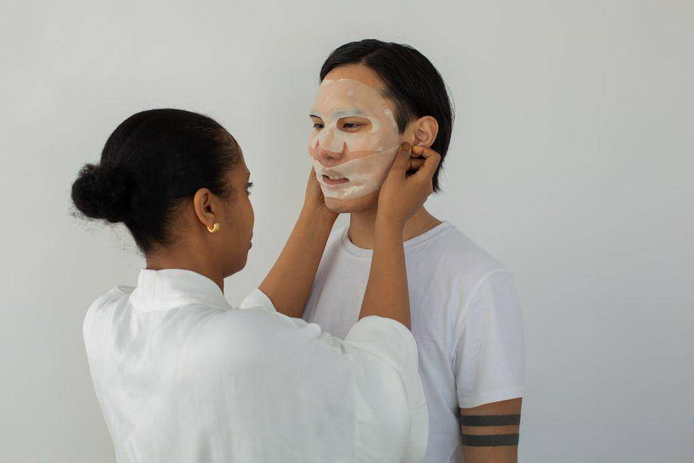 ilustrasi seseorang sedang personal grooming (pexels.com/Monstera Production)