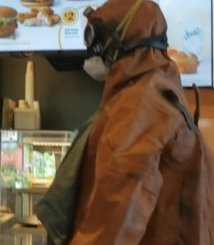 potret lucu copslay di swalayan (reddit.com/AbsoluteMadvlad)