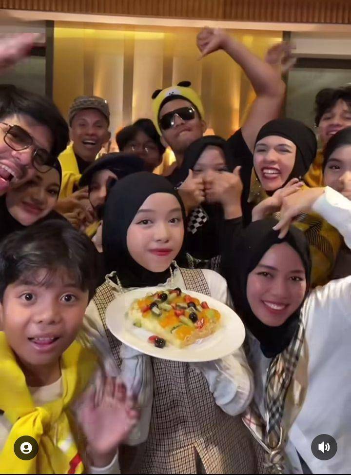 Atta-Aurel beri hadiah kucing (Instagram.com/fatimahhalilintar)