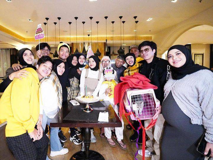 Atta-Aurel beri hadiah kucing (Instagram.com/genifaruk)