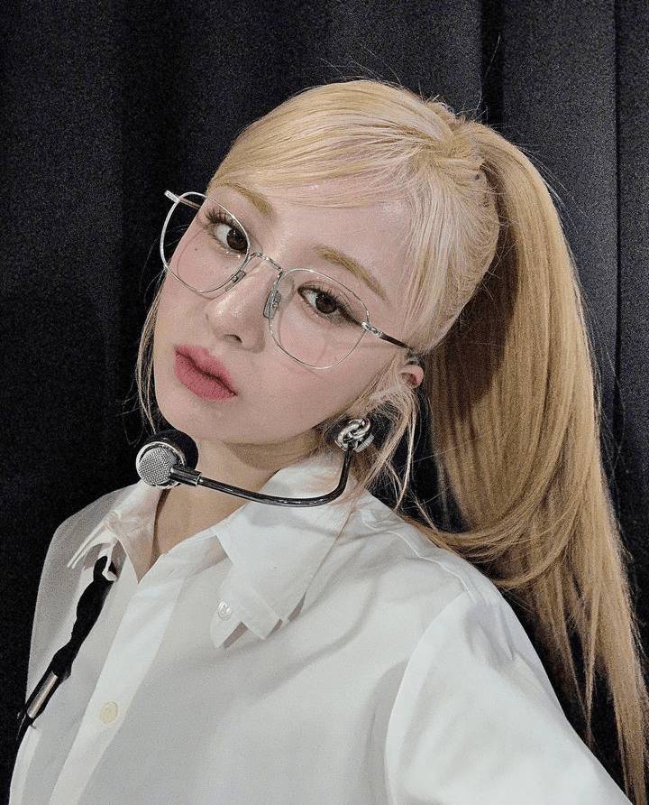 Huh Yunjin LE SSERAFIM blonde (instagram.com/jenaissante)