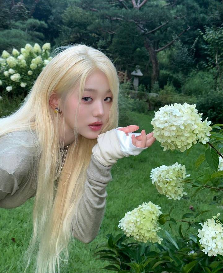 Wonyoung IVE blonde (instagram.com/for_everyoung10)