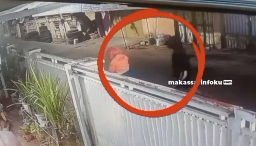 Aksi seorang pria lecehkan wanita petugas kebersihan di Makassar terekam CCTV. (Istimewa)