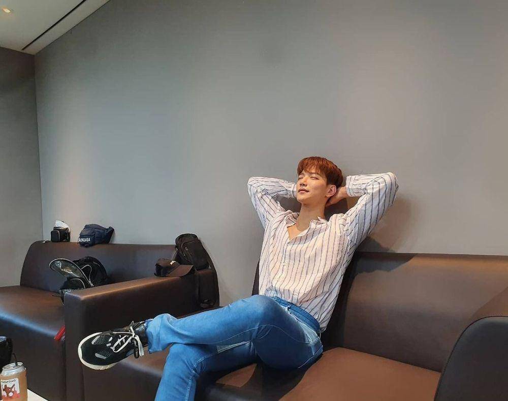 padu padan outfit nuansa putih ala Kim Minjun 2PM (instagram.com/jun2dakay)