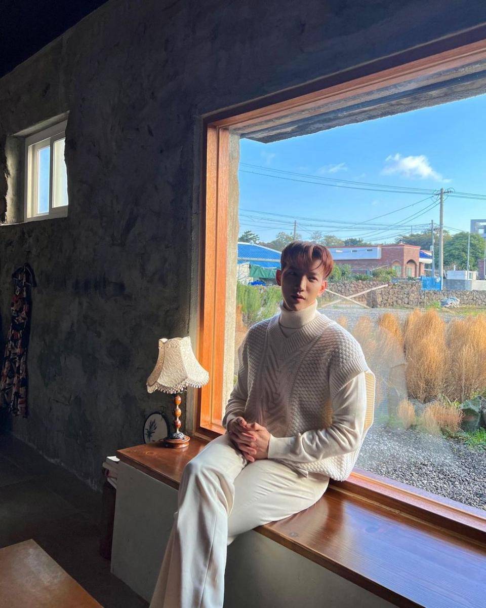 padu padan outfit nuansa putih ala Kim Minjun 2PM (instagram.com/jun2dakay)