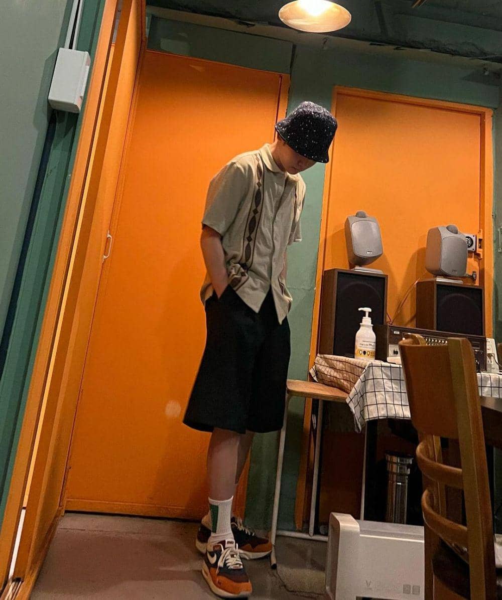 short pants ala Key SHINee (instagram.com/bumkeyk)