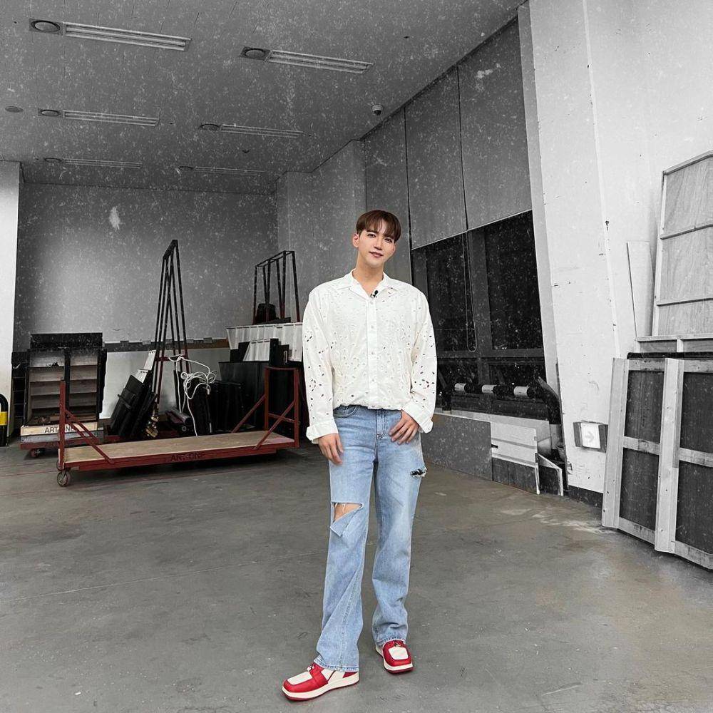 padu padan outfit nuansa putih ala Kim Minjun 2PM (instagram.com/jun2dakay)