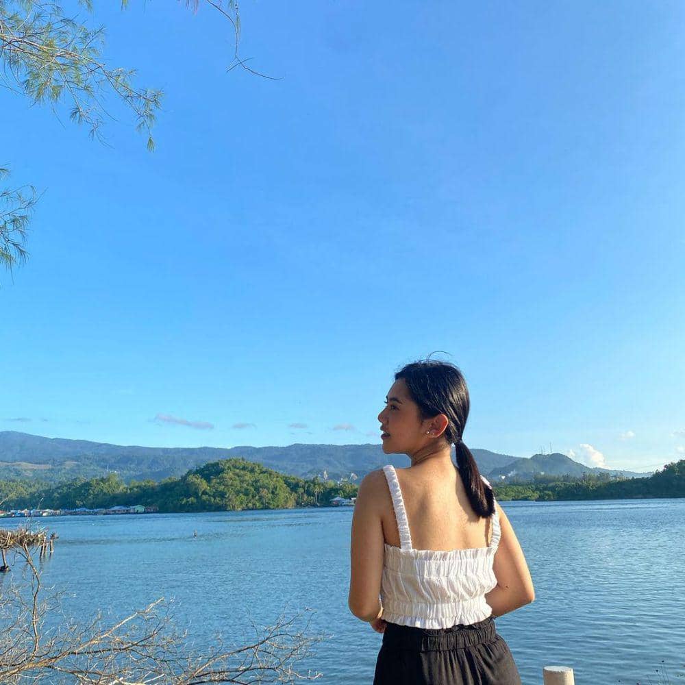 outfit monokrom ala Ziva Magnolya (instagram.com/zivamagnolya)